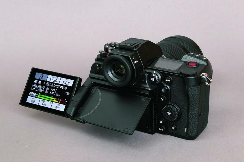 S1に比べて大きく重くなっている。液晶モニターはチルト+フリーアングル式に。チルトした状態なら、フリーアングルで液晶画面の向きを変えてもHDMIケーブルなどと干渉しない。S1/S1RではXQD+SDだったが、SDカードのデュアルスロットを採用している(撮影/武石修)