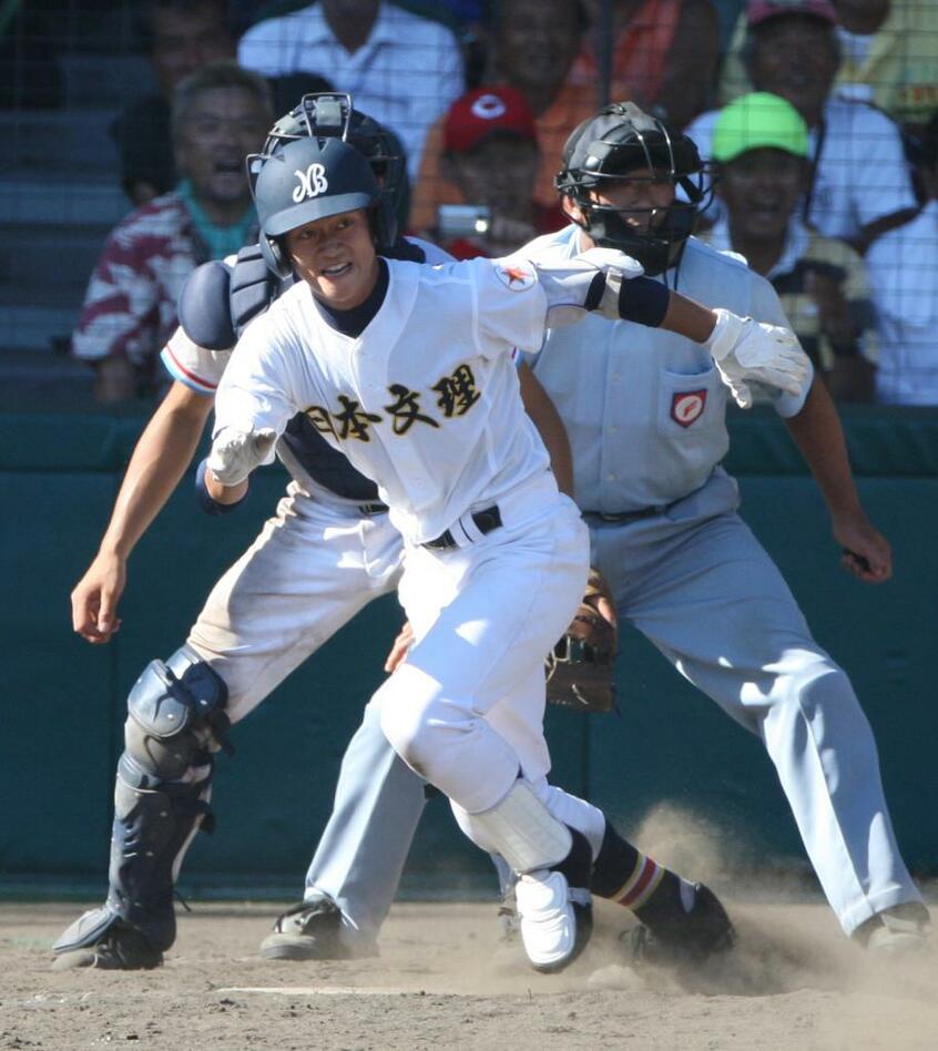 九回表２死満塁、２点差に迫る左前２点適時打を放った伊藤直輝（c）朝日新聞社