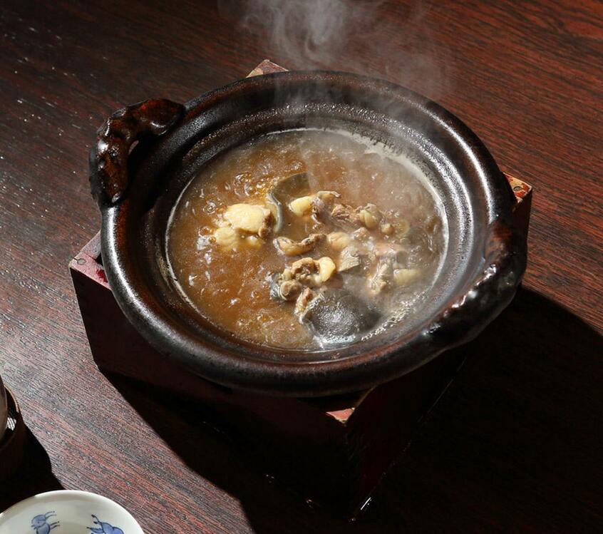 鍋コース2万6000円 写真=松永卓也・高野楓菜(写真映像部)、篠塚ようこ