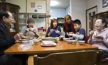 粗食は「新型栄養失調」の原因? 肉食高齢者増加