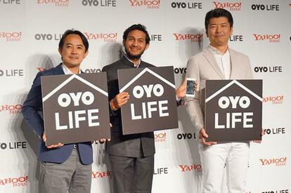 「OYO LIFE」の記者会見で。写真左からヤフーの川邊健太郎CEO、OYOのリテシュ・アガルワルCEO、OYO LIFE運営会社の勝瀬博則CEO(写真/石臥薫子)