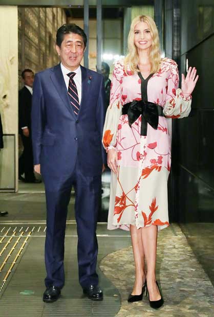 ディナー会場の星のやに到着した安倍首相とイバンカ氏　＝代表撮影