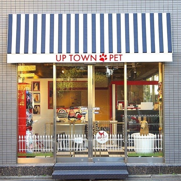 森泉さんのペットサロン・ペットホテル「ＵＰ　ＴＯＷＮ　ＰＥＴ」はストライプの屋根が目印。東京都港区南青山７－１４－５　いし山ビル１階