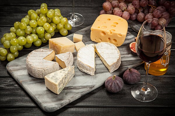 ワインにはやっぱりチーズ！　チーズの種類を知ってもっと楽しみましょう！
