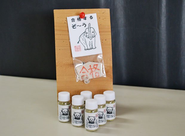 今季からレッサーパンダの「運粉お守り」も開発(手前)。かわいらしいイラストが何とも言えない