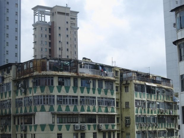 香港のビル屋上に目を向けると、そこにはスラム街が……。直撃すると意外な事実が発覚　（撮影／丸山ゴンザレス）