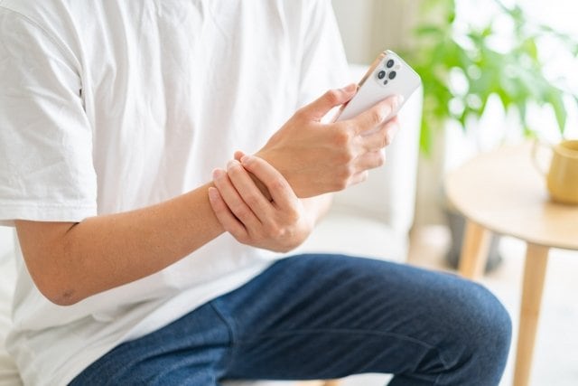 写真・図版(1枚目)| 【調査結果】「手が痛い!」スマホユーザーの約9割。30代が最も深刻。“無言の不調”が無視できない規模で明らかに。