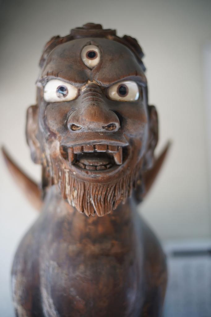 獏王像