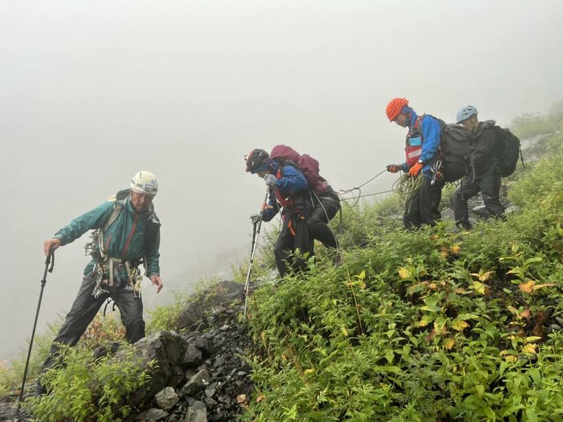 2022年9月、南アルプスで発生した山岳遭難で遭難者を生存発見し、救助する山岳遭難捜索ネットワークのメンバーら（写真／山岳遭難捜索ネットワーク提供）