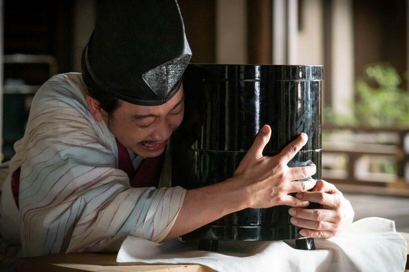 「首桶」となった義経と再会する頼朝。「すまぬ、九郎（義経のこと）」と首桶を抱きしめる（第２０回「帰ってきた義経」から）　（ｃ）ＮＨＫ