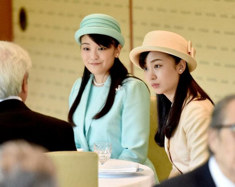 眞子さんと佳子さまも浅めにかぶり方が多く、顔の表情がよく見える。2019年、日本芸術院賞受賞者を招いた茶会