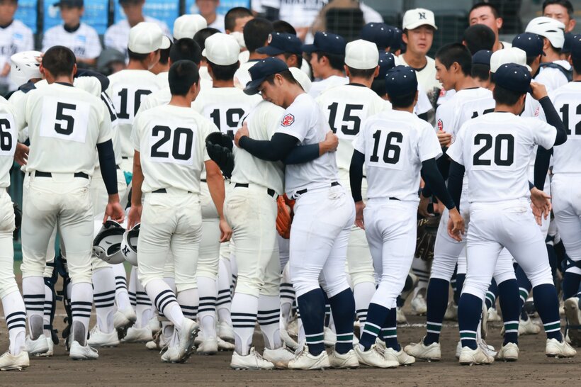 【決勝】健闘をたたえ合う両校。沖縄尚学の末吉（中央右）と日大三の近藤は抱擁を交わした（撮影／写真映像部・東川哲也）