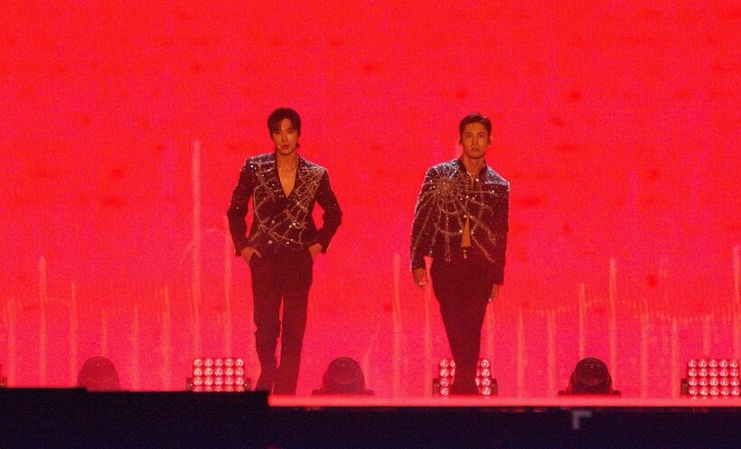 1日目のトリの東方神起は新曲の「Down」を初披露。K－POP界に影響を与えたとして「Inspiring　Achievement」賞を受賞した　（c）CJ　ENM　Co．，　Ltd，　All　Rights　Reserved