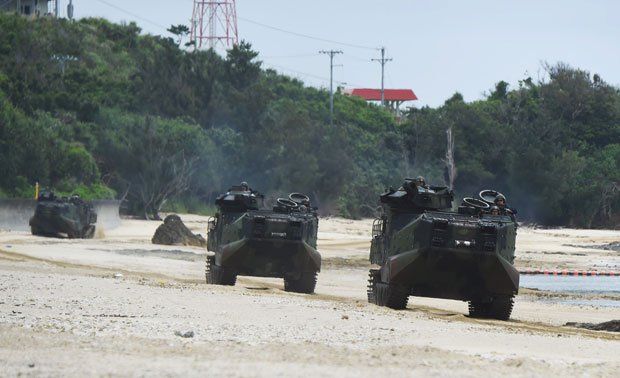 沖縄県名護市にある米軍基地内の白い砂浜を走る米海兵隊の水陸両用車「ＡＡＶ７」。隊員を洋上の艦艇から直接上陸させることができる　（ｃ）朝日新聞社