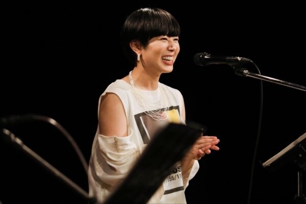 ＜ライブレポート＞Salyuがデビュー15周年　トリオで奏でるスペシャルなアコースティックライブを大阪で開催