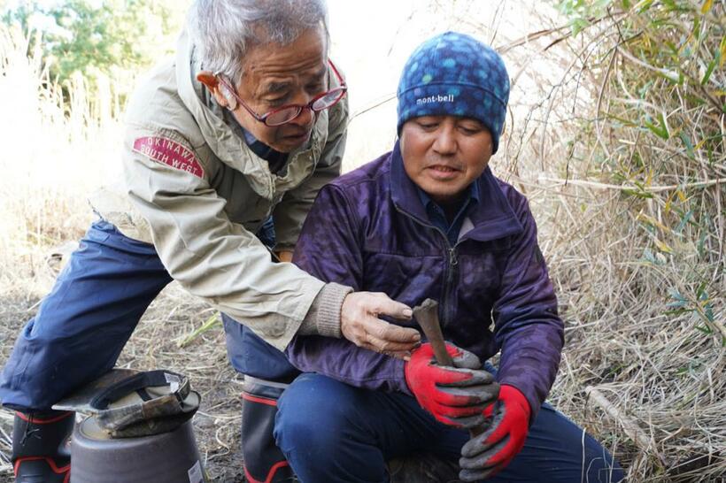 遺骨を探し出した木村紀夫（右）と具志堅隆松（撮影／阿部岳）