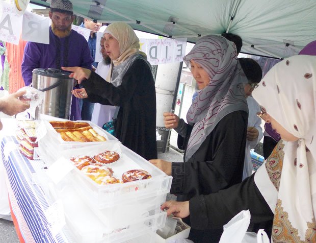イードのお祭りでは女性たち手作りのお菓子やパンも並ぶ
