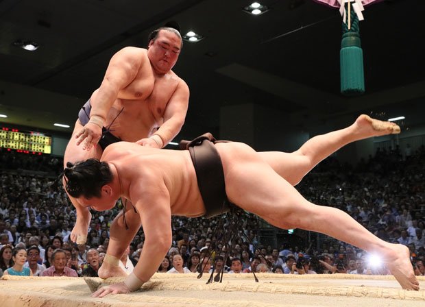 白鵬（手前）は稀勢の里の突き落としに敗れた　（ｃ）朝日新聞社