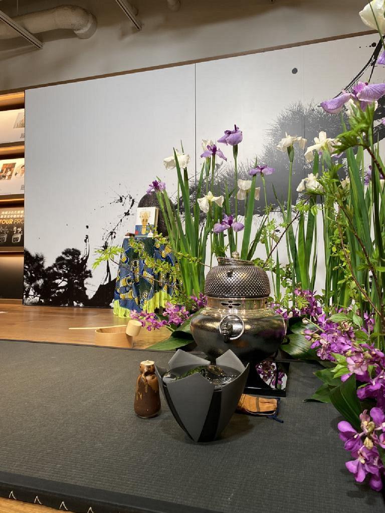 代官山蔦屋書店のイベントスペースにしつらえた「茶室」には、花菖蒲。季節感を大切にする茶花では、実際の時期よりも少し早めに季節を告げる「走り」の花が好まれる