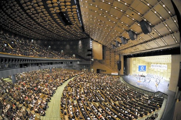 全日本吹奏楽コンクールでは約５千人の観客でいつも満席に。ステージの床は黒く、出演者の顔が映えると好評だった（２０１０年１０月撮影）　（c）朝日新聞社　＠＠写禁