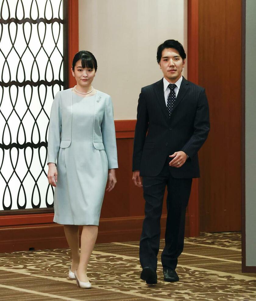 記者会見の会場へ入る小室圭さんと眞子さん（C)朝日新聞社