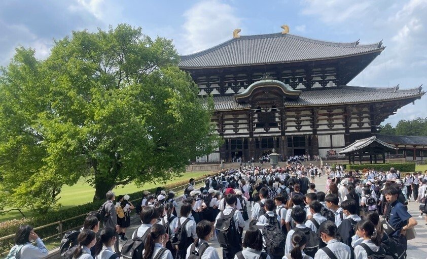 区立中学の京都・奈良への修学旅行。物価高騰やオーバーツーリズムの影響で、体験学習の内容や宿泊先の質などをこれまで通りに維持するのが難しくなっているという＝葛飾区提供