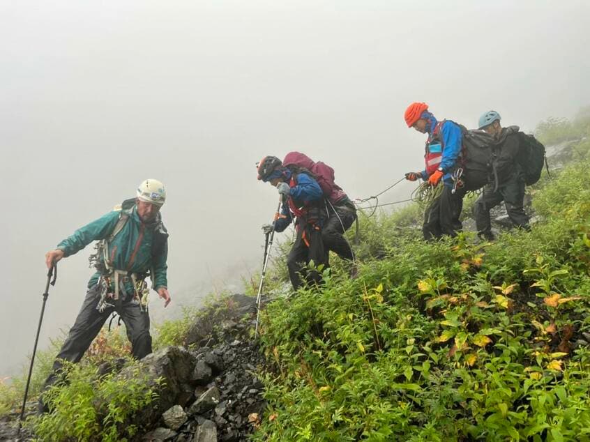 2022年9月、南アルプスで発生した山岳遭難で遭難者を生存発見し、救助する山岳遭難捜索ネットワークのメンバーら（写真／山岳遭難捜索ネットワーク提供）