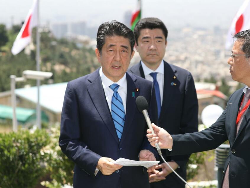 イランの最高指導者ハメネイ師との会談を終え、取材に応じる安倍晋三首相(c)朝日新聞社