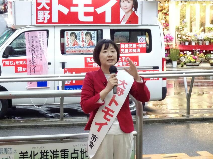 選挙戦の最終日に「どうか1議席を私に守らせて下さい」と訴える大野知意さん=2023年4月8日、横浜市港北区の東急東横線日吉駅前で(撮影/浜田奈美)