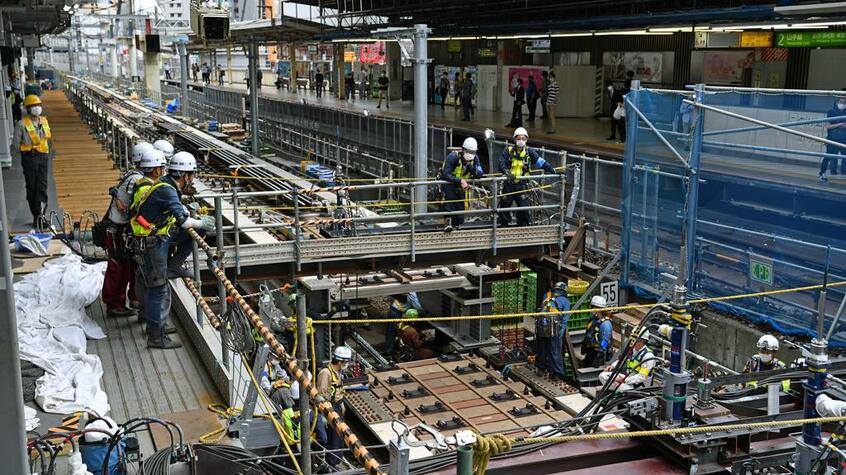 山手貨物線が高頻度で運転し続けるなかでの移設工事は困難を極めた(C)朝日新聞社