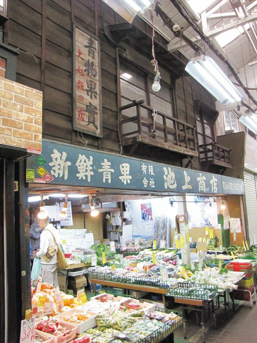 神奈川県横浜市「六角橋商店街ふれあい通り」／闇市がルーツの商店街。東急東横線の白楽駅から歩いてすぐの立地だが、裏通りに突然現れるその「昭和へのタイムリープ感」がすごい（撮影／山本有）