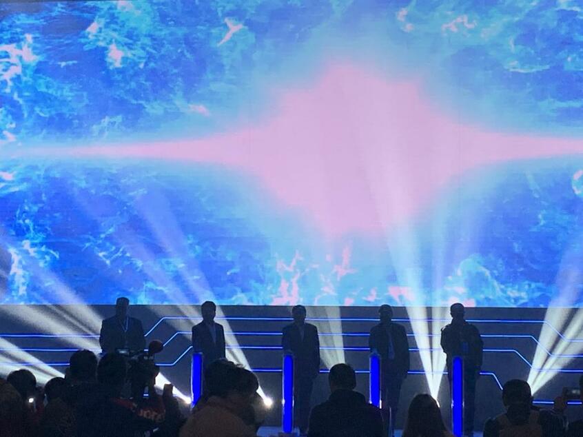 光の演出が鮮やかな世界SF大会の開会式。「とにかくスケールの大きさに衝撃を受けた」と早川書房の梅田麻莉絵さん。登壇者の右端が劉慈欣さん/2019年11月22日、四川省成都で(写真:梅田さん提供)
