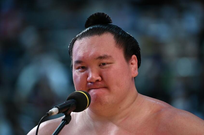 全勝優勝を決め、インタビューに答える白鵬