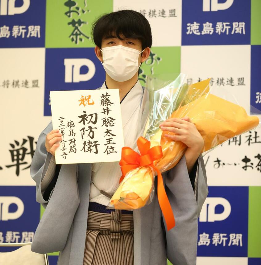藤井は8月25日、徳島市で王位初防衛を達成。和服も自分で着られるようになり、王者の風格も出てきた(c)朝日新聞社