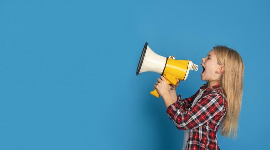 友だちが大きな声を出すのはどうしてだろう？（※写真はイメージです／GettyImages）