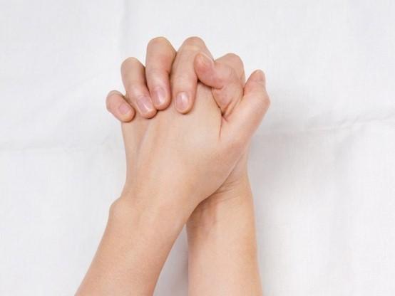 ステップ1／指1本1本の感覚を意識しながら両手を組んでいく。