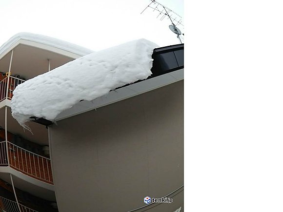 今にも落ちそうな屋根の雪（札幌市内、４日９時ごろ）