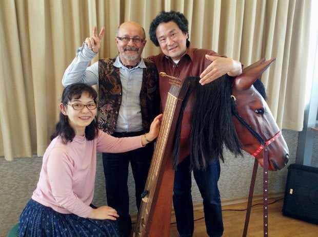 音楽さえあればすぐに友達の図。おいらもピアノでなくともキーボードかピアニカかあったらよかったなあ (撮影/谷川賢作)