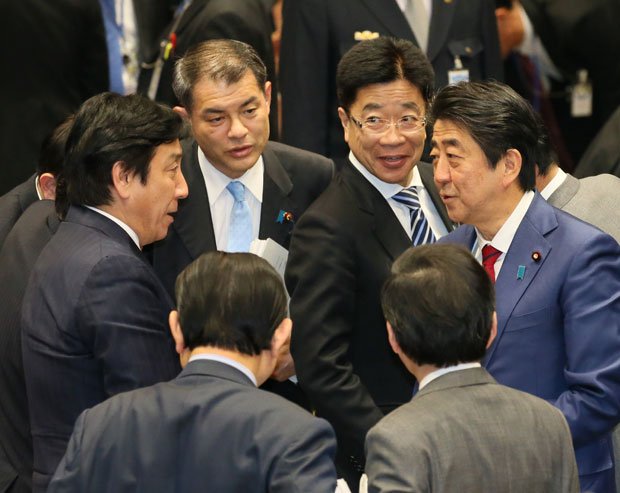 衆院予算委終了後、心なしか安堵の表情を見せた安倍首相（ｃ）朝日新聞社