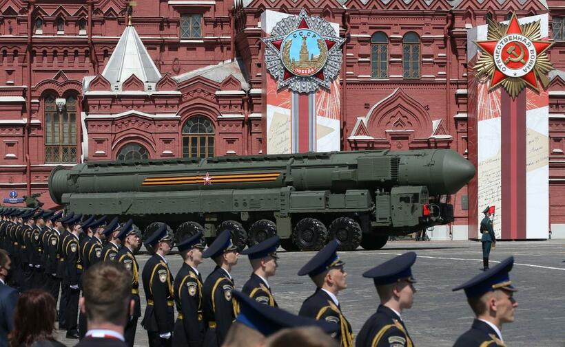 モスクワの赤の広場で行われた対ドイツ戦勝75周年を祝う軍事パレードで披露されたロシアの核ミサイル／2020年6月（写真：ｇｅｔｔｙｉｍａｇｅｓ）