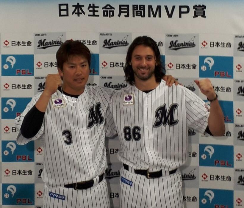 6月の月間MVPを受賞したロッテのボルシンガー（左）。右は角中　（ｃ）朝日新聞社