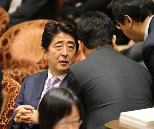 安保法案の衆院特別委員会に出席した安倍晋三首相。勉強会についての質問を受けて審議が中断。国会を乗り切って万全の形で自民党総裁再選に臨むつもりだったが……　（ｃ）朝日新聞社　＠＠写禁