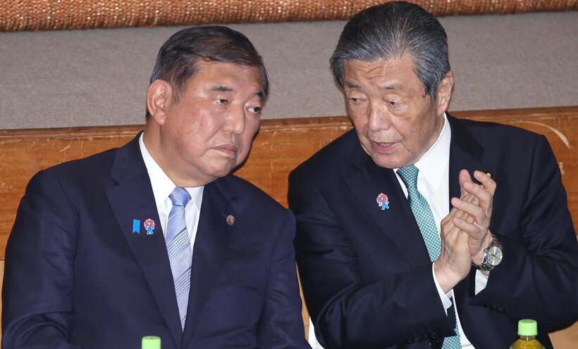 自民党両院議員総会で話をする石破首相と森山幹事長
