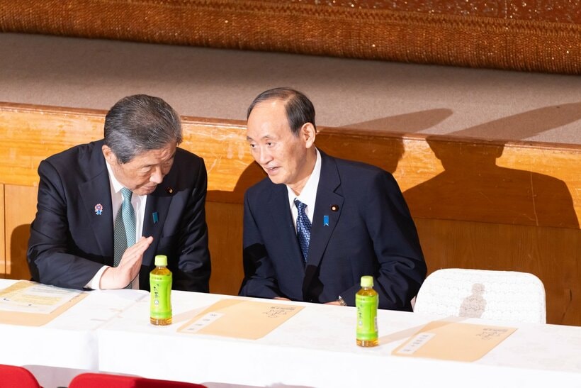 両院議員総会に出席する自民党の森山裕幹事長（左）と菅義偉副総裁（写真映像部・上田泰世撮影）