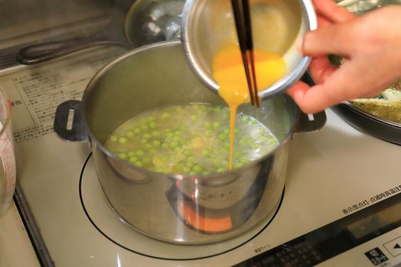 【ワンポイントアドバイス】菜箸、もしくは穴あきお玉などを使って、溶き卵をゆっくり細く回し入れる。（撮影／写真部・松永卓也）