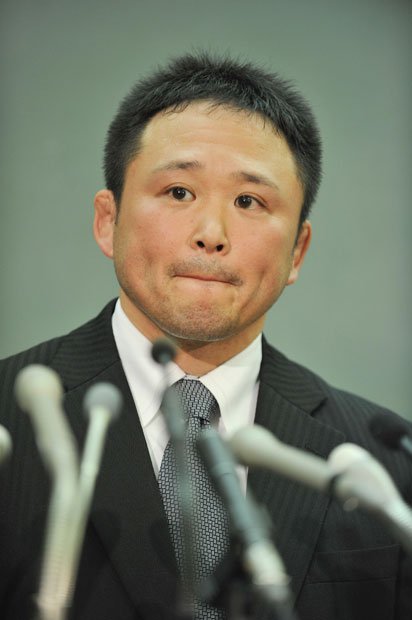 たった一人で謝罪会見にのぞんだ園田監督　（c）朝日新聞社　＠＠写禁