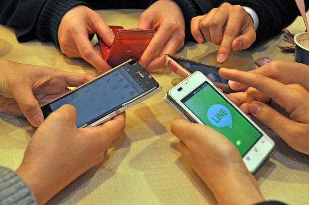 学校への携帯持ち込み容認で、子どもがスマホを見せ合う日も来る？　（ｃ）朝日新聞社