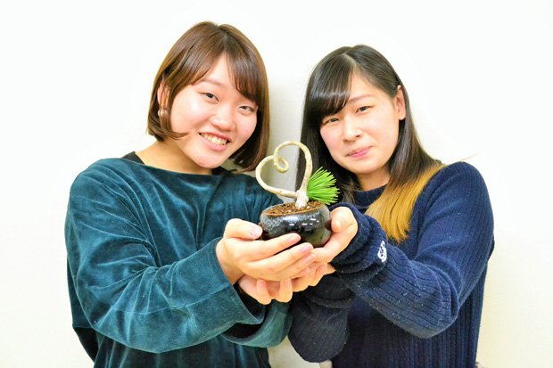 ハートを形づくった盆栽を手にする「Bonsai☆Girls Project」のリーダー、首藤さん（左）とメンバーの十亀さん