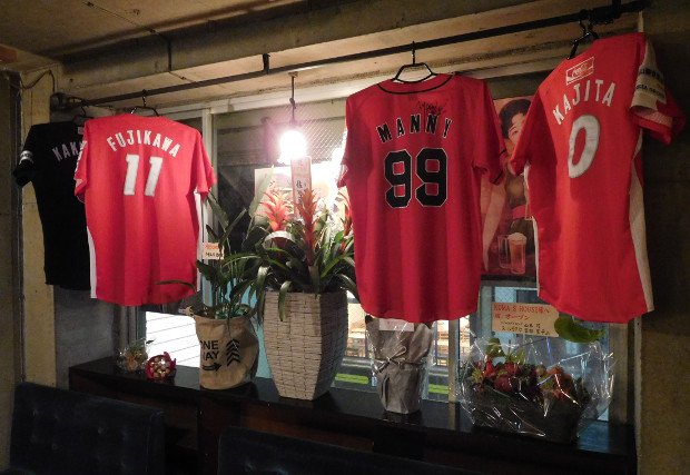 バーの店内には、かつて高知球団でプレーした藤川球児やマニー・ラミレスらのユニホームが展示されている。（写真提供：喜瀬雅則）