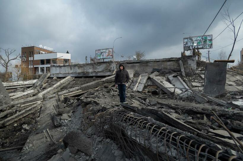 ロシアによるウクライナに対する軍事侵攻が続いている。キエフ北西部、破壊された橋／2022年3月4日（写真：ｇｅｔｔｙｉｍａｇｅｓ）